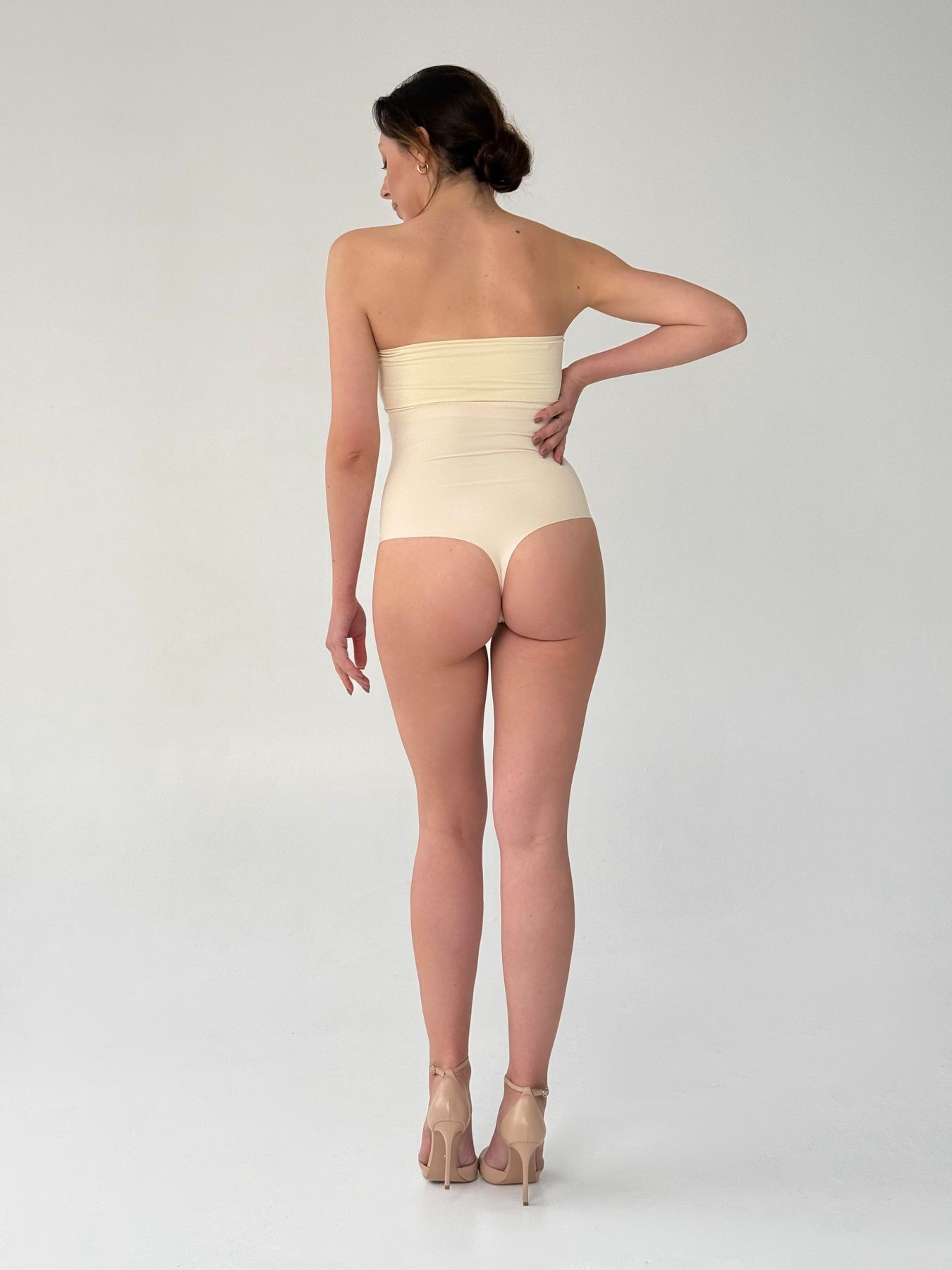 Утягивающие стринги высокие бесшовные бежевые Emay Magic Intimates 2720 S